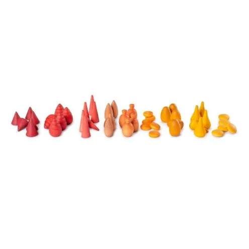 Dijete se igra s Grapat Mandala Warm Mix loose parts setom