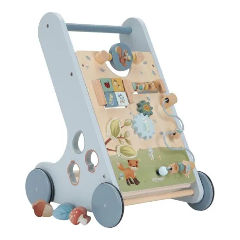Dijete koristi Little Dutch drvenu dječju guralicu Forest Friends
