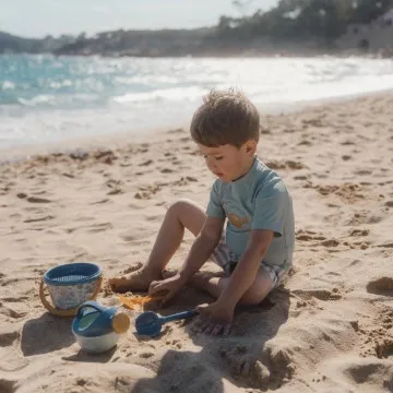 Dijete se igra Little Dutch Ocean setom na plaži