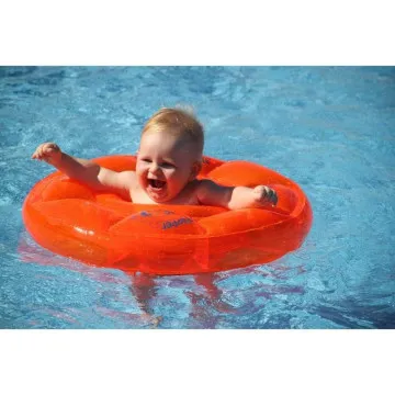 Beba u narančastom Pro Swim kolutu u vodi