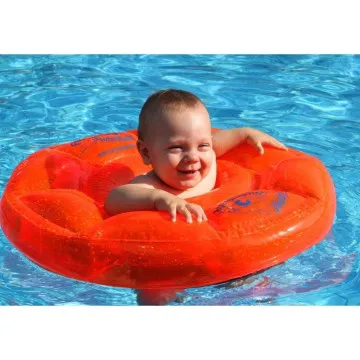 Beba u narančastom Pro Swim kolutu u vodi
