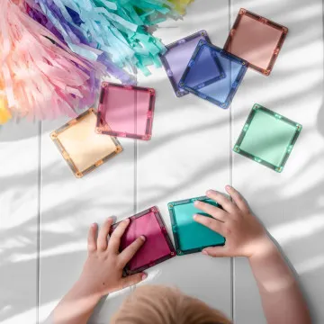 Djeca slažu pastelne kuće i tornjeve s Connetix magnetima