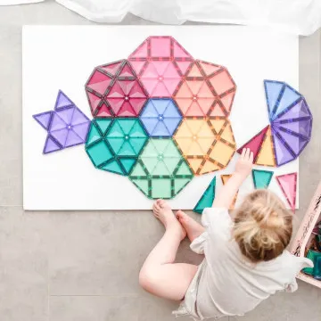 Djeca grade velike pastelne konstrukcije s Connetix magnetima