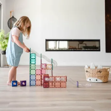 Djeca grade pastelnu stazu za kuglice s Connetix magnetima