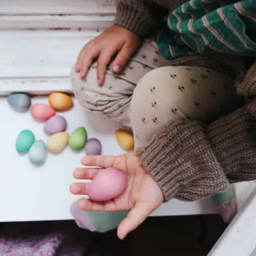 Dijete se igra s GRAPAT Happy Eggs drvenim jajima