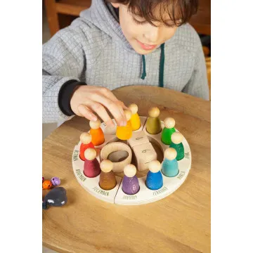 Montessori drveni kalendar za djecu Grapat večni kalendar u igri