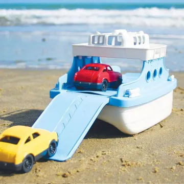 Ukrcaj autića preko rampe na Green Toys brod igračku