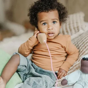 Dijete se igra s GRIMM'S drvenim telefonom