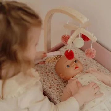 Dijete se igra s Little Dutch komodom za presvlačenje lutke