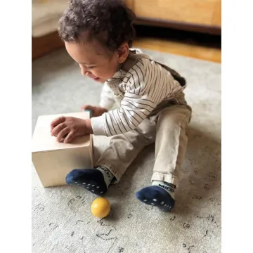 Dijete se igra s Montessori Permanence Box Marble igračkom