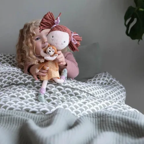 Dijete drži Little Dutch lutku Sophiju M 35 cm