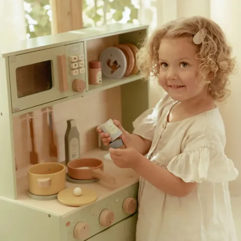 Djevojčica se igra s Little Dutch drvenom dječjom kuhinjom
