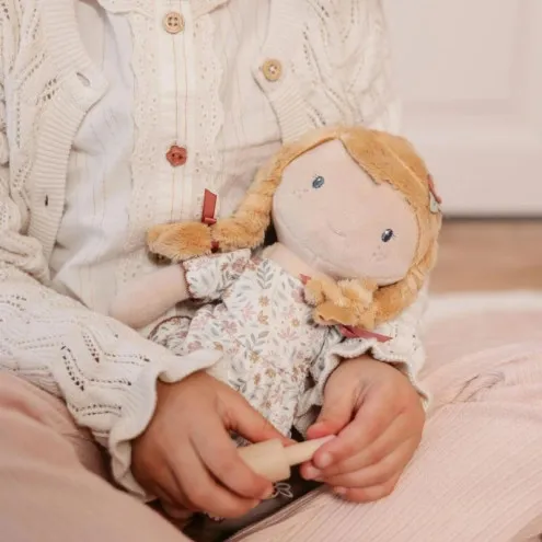 Dijete drži Little Dutch lutku Juliju M 35 cm