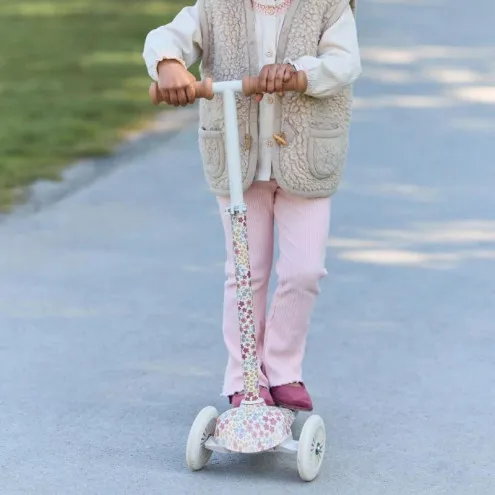 Djevojčica vozi Little Dutch skiro na tri kotača Sunny Flower za igru na otvorenom