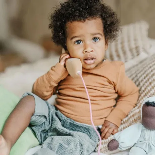 Dijete se igra s GRIMM'S drvenim telefonom